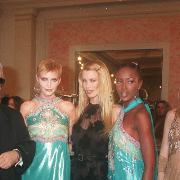 Carla Bruni près de Karl Lagerfeld en backstage, avec Claudia Schiffer et Naomi Campbell