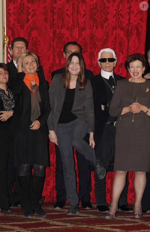 Carla Bruni devant Karl Lagerfeld. Aussi présentes, Valérie Pécresse et Roselyne Bachelot