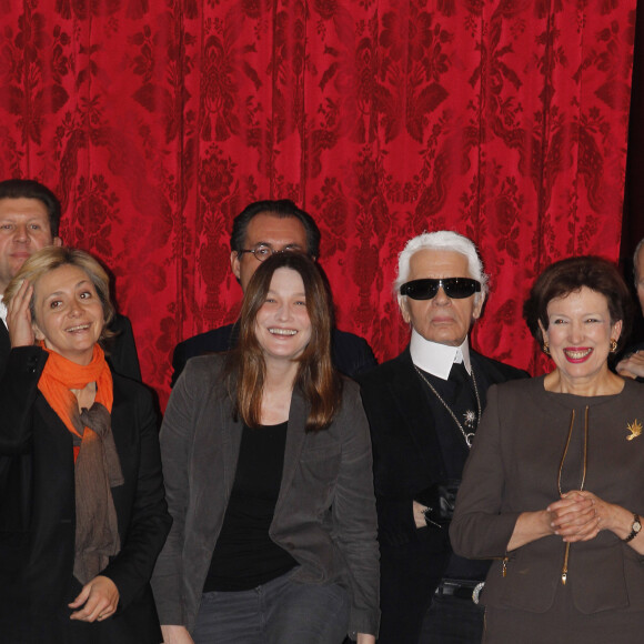 Carla Bruni devant Karl Lagerfeld. Aussi présentes, Valérie Pécresse et Roselyne Bachelot