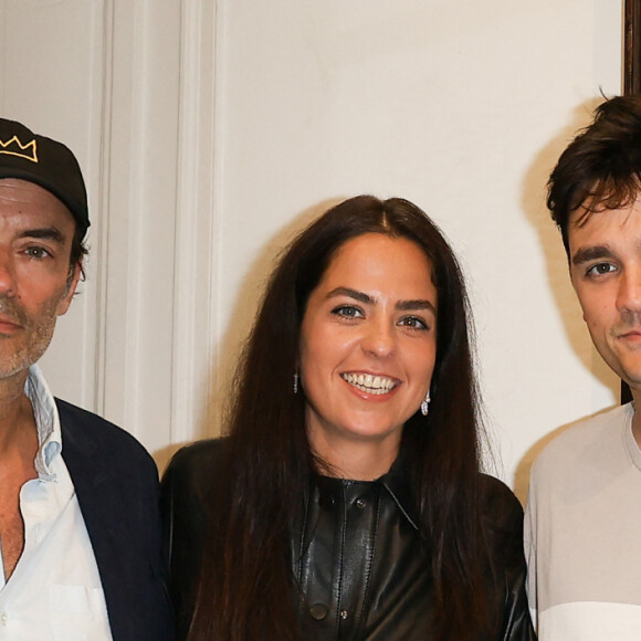 Exclusif - Anthony Delon, Anouchka Delon et Alain-Fabien Delon au cocktail à l'issue de la conférence de presse pour la vente de la collection Alain Delon chez Bonhams Cornette de Saint Cyr à Paris le 19 juin 2023. Après une tournée internationale d'abord à Bruxelles les 19 et 20 avril, New York du 5 au 9 mai, puis à Hong Kong du 24 au 27 mai et enfin à Genève du 1er au 3 juin, "Alain Delon, 60 ans de passion" sera présentée au feu des enchères par Bonhams Cornette de Saint Cyr le jeudi 22 juin dans les salons de l'avenue Hoche. Riche en oeuvres sculptées et avec un beau corpus de dessins de la Renaissance italienne et de rares feuilles des grands maîtres français du XIXe siècle, la collection d'Alain Delon est composée de 80 chefs d'oeuvre des plus grands noms de l'Histoire de l'Art : Véronèse, Beccafumi, Corot, Delacroix, Millet, Dufy, Gleizes et bien d'autres pour une estimation globale de 4 à 5 millions d'euros. © Coadic Guirec/Bestimage 