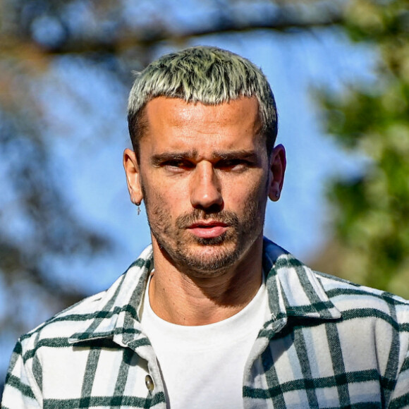 Antoine Griezmann a fait construire sa propre maison dans un parc résidentiel très huppé
Antoine Griezmann - Les joueurs de l'équipe de France de football arrivent au Centre National du Football (CNF) de Clairefontaine-en-Yvelines, France, le 9 octobre 2023. © Federico Pestellini/Panoramic/Bestimage