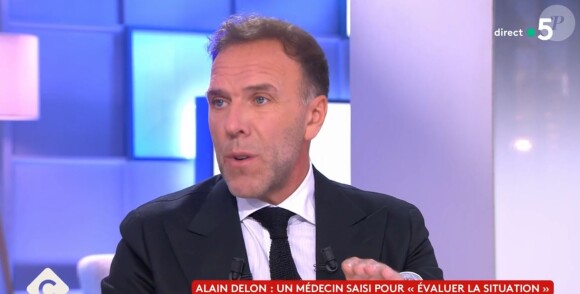 Mais ce dernier a fait savoir au "Figaro" qu'il n'est plus l'avocat d'Anouchka Delon
Me Christophe Ayela sur le plateau de "C à vous" sur France 5 le 11 janvier 2024.