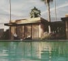 Un endroit doté d'un immense jardin et de grandes baies vitrées donnant sur une piscine.
Villa Benda, la maison que Vitaa se fait construire à Marrakech, au Maroc.