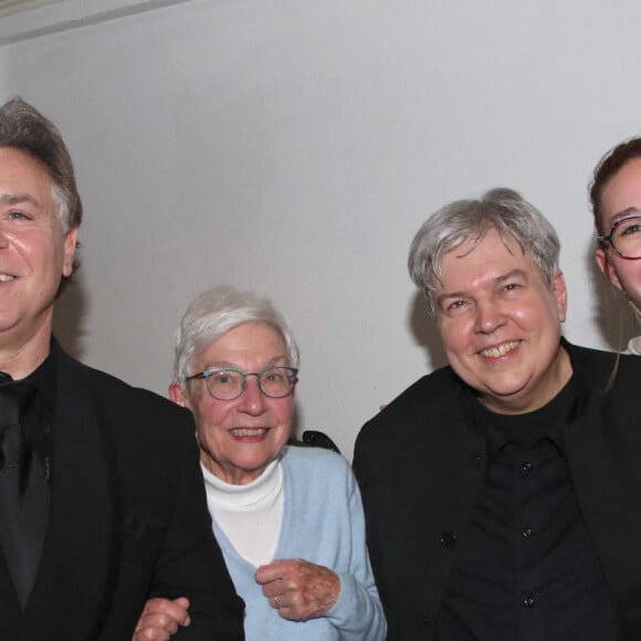 Exclusif - Roberto Alagna pose avec le Chef d'Orchestre Jean-Yves Ossonce, sa mère et sa famille dans la loge à la suite du concert de Roberto Alagna avec l'orchestre Colonne à la Salle Gaveau à Paris, le 11 Janvier 2024. © Bertrand Rindoff / Bestimage 