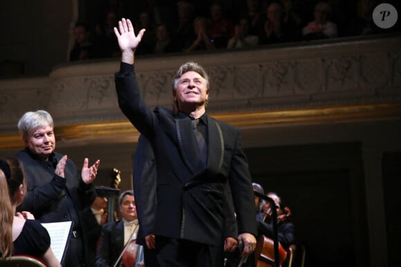 Exclusif - Roberto Alagna remercie le public à la fin de son Concert avec l'Orchestre Colonne à la Salle Gaveau à Paris, le 11 Janvier 2024. © Bertrand Rindoff / Bestimage 