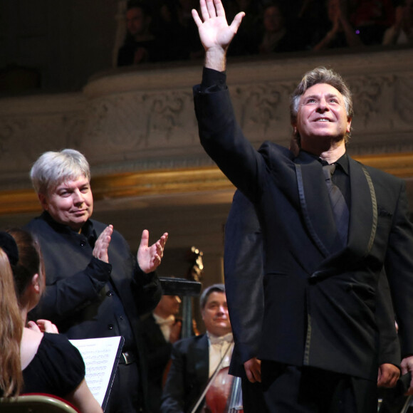 Exclusif - Roberto Alagna remercie le public à la fin de son Concert avec l'Orchestre Colonne à la Salle Gaveau à Paris, le 11 Janvier 2024. © Bertrand Rindoff / Bestimage 