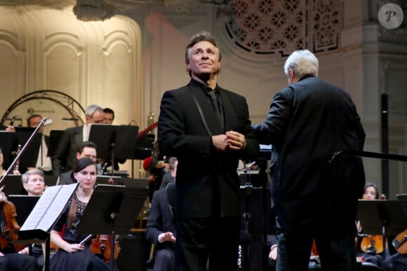 Exclusif - Roberto Alagna remercie le public lors de son Concert avec l'Orchestre Colonne à la Salle Gaveau à Paris, le 11 Janvier 2024. © Bertrand Rindoff / Bestimage 