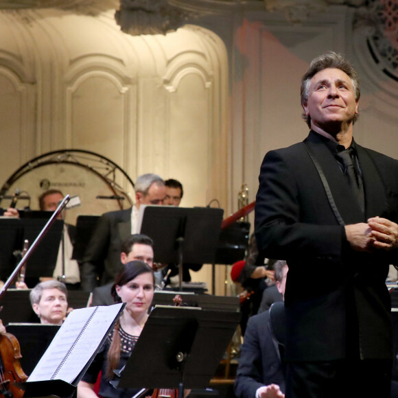 Exclusif - Roberto Alagna remercie le public lors de son Concert avec l'Orchestre Colonne à la Salle Gaveau à Paris, le 11 Janvier 2024. © Bertrand Rindoff / Bestimage 