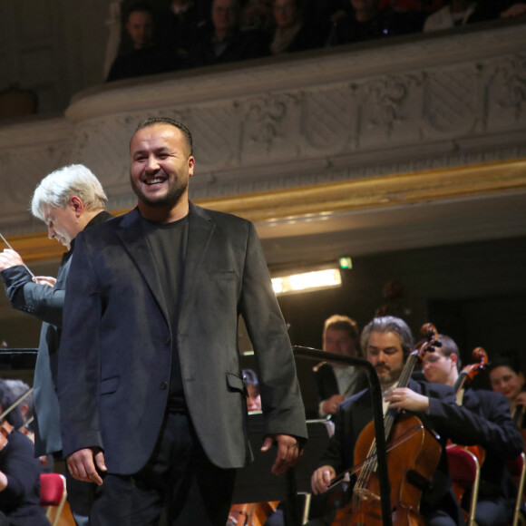 Exclusif - Pour le final, Roberto Alagna invite Naestro à chanter des chansons italiennes (c'est un ancien boxeur qui fait une seconde carrière de "Ténor" qui a plu à Alagna) - Concert de Roberto Alagna avec l'Orchestre Colonne à la Salle Gaveau à Paris, le 11 Janvier 2024. © Bertrand Rindoff / Bestimage 