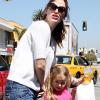 Jennifer Garner et sa fille Violet, le 12 mars 2010 à Santa Monica.