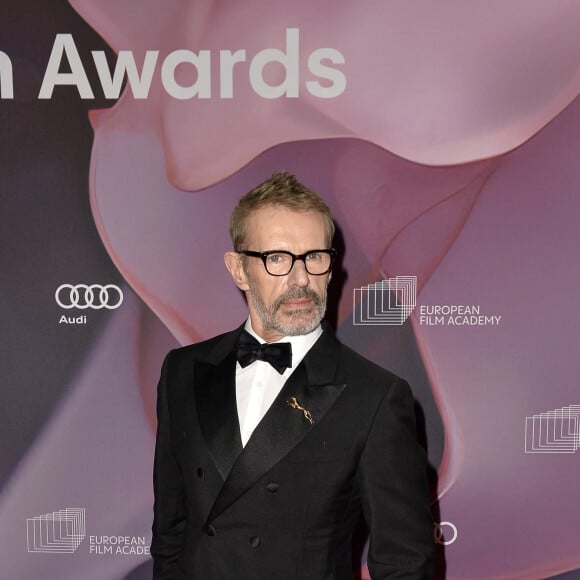 Il y joue un néorural. A la vie, l'acteur aime énormément la campagne. Il a d'ailleurs acheté une propriété dans l'Yonne.
Lambert Wilson - Photocall de la cérémonie des "European Film Awards (Prix du Cinéma Européen)" à Berlin. Le 9 décembre 2023