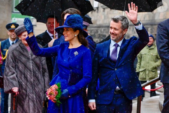 Pour marquer ce premier jour en tant que reine du Danemark, cette dernière portait une tenue très symbolique.
Le roi Frederik X, la reine Mary de Danemark - La famille royale de Danemark à son arrivée au parlement danois à Copenhague. Le 15 janvier 2024