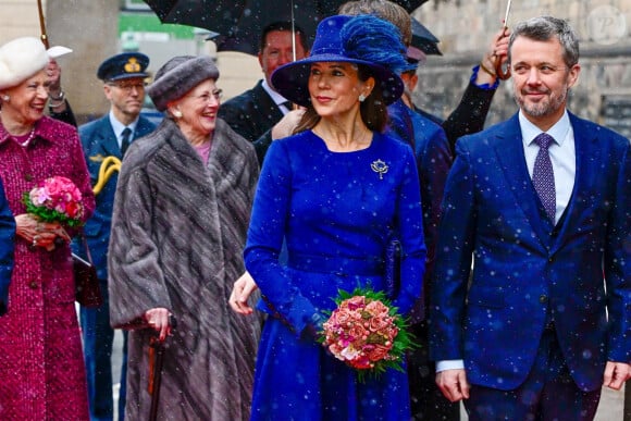 C'est un jour qui marque l'histoire du pays.
La princesse Benedikte, la reine Margrethe, le roi Frederik X, la reine Mary de Danemark - La famille royale de Danemark à son arrivée au parlement danois à Copenhague.