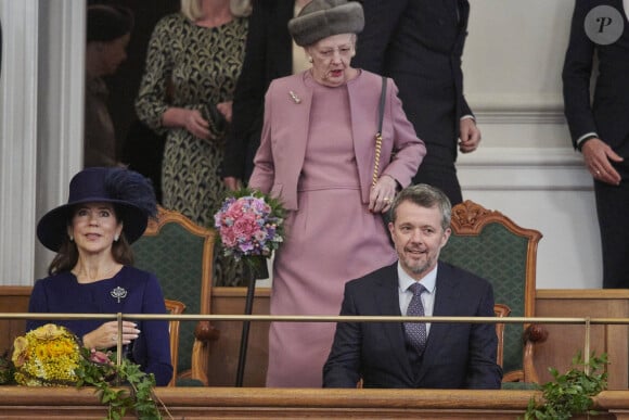 Dès le lendemain, il a retrouvé les siens pour une première réception officielle, accompagné de son épouse, Mary.
Le roi Frederik X, la reine Mary, la reine Margrethe II - La famille royale de Danemark lors de la réception donnée à l'occasion du changement de trône au Parlement danois (Folketing) au palais de Christiansborg à Copenhague. Le 15 janvier 2024