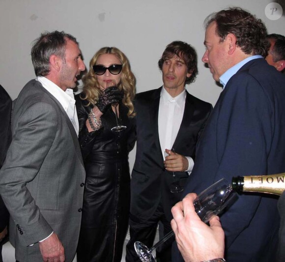 Tom Munro, Madonna et Steven Klein (costume noir) au vernissage l'exposition Tom Munro à Los Angeles, le 6 mars 2010 !