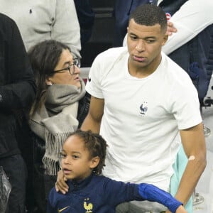 La mère de Kylian Mbappé est très impliquée dans la vie de son fils
 
Kylian Mbappé en famille notamment avec sa mere Fayza Lamari en tribune du match de football de quart de finale opposant la France à l'Angleterre lors de la coupe du Monde (FIFA 2022) au stade Al Bayt à Al Khor au Qatar, le 10 décembre 2022. La France a gagné 2-1. © Jean-Baptiste Autissier/Panoramic/Bestimage