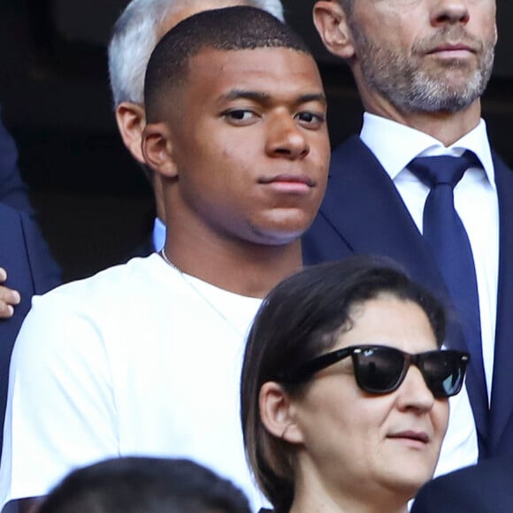 Kylian Mbappé dans d'âpres négociations avec sa mère
 
Kylian Mbappé et sa maman Fayza Lamari - Finale de la coupe du monde féminine de football, USA vs Pays Bas à Lyon. Les Etats-Unis ont remporté la finale sur le score de 2 à 0. © Gwendoline Le Goff/Panoramic/Bestimage