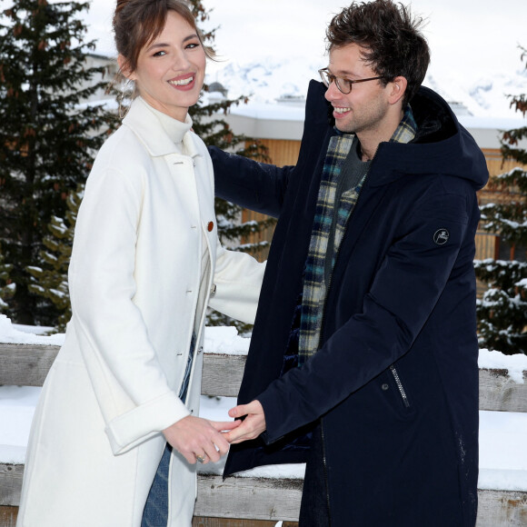 Louise Bourgoin, Xavier Lacaille - Photocall du film "Bis Repetita" dans le cadre du 27ème Festival International du Film de Comédie de l'Alpe d'Huez le 16 janvier 2024. © Dominique Jacovides/Bestimage