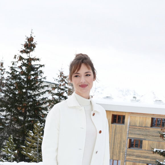 Louise Bourgoin - Photocall du film "Bis Repetita" dans le cadre du 27ème Festival International du Film de Comédie de l'Alpe d'Huez le 16 janvier 2024. © Dominique Jacovides/Bestimage