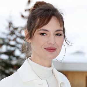 Après avoir participé à la comédie Un métier sérieux, Louise Bourgoin se frotte à nouveau au job de prof dans Bis Repetita, cette fois-ci en enseignant le latin.
Louise Bourgoin - Photocall du film "Bis Repetita" dans le cadre du 27ème Festival International du Film de Comédie de l'Alpe d'Huez le 16 janvier 2024. © Dominique Jacovides/Bestimage