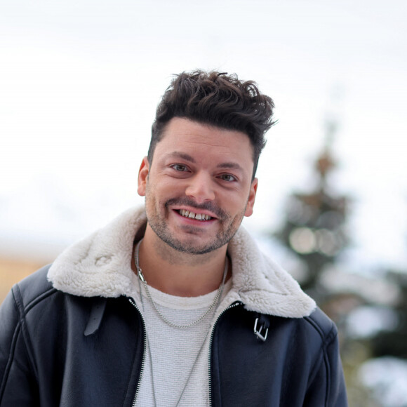 Kev Adams - Photocall du film "Maison de Retraite 2" dans le cadre du 27ème Festival International du Film de Comédie de l'Alpe d'Huez le 16 janvier 2024. © Dominique Jacovides/Bestimage