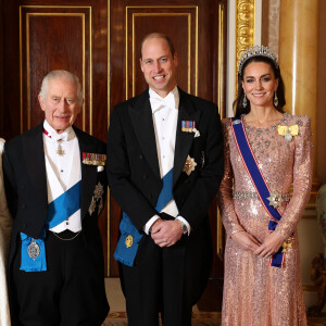 Ce même jour, il a été annoncé que Charles III va lui aussi être opéré
La reine consort Camilla, le roi Charles III d'Angleterre, le prince William, prince de Galles, Catherine Kate Middleton, princesse de GallesLa famille royale du Royaume Uni lors d'une réception pour les corps diplomatiques au palais de Buckingham à Londres.