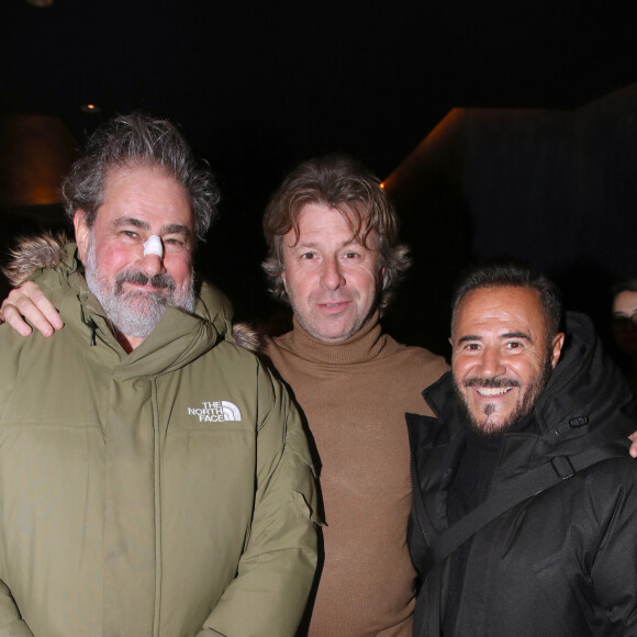 Une pièce signée Frédéric Bélier-Garcia qui a dû réjouir les invités du jour : Jean-Pierre Darroussin, Fabio Marra, Richard Caillat, directeur du théâtre Marigny. Gustave Kervern, qui ne pouvait cacher une petite blessure au nez.
Exclusif - Gustave Kervern, Richard Caillat (Directeur de Marigny) et José Garcia - Cocktail après la 1ère représentation de la Pièce "Biographie : un jeu" au Théâtre Marigny à Paris, France, le 17 Janvier 2024. © Bertrand Rindoff / Bestimage