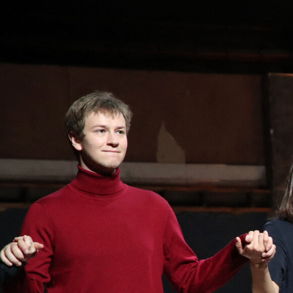 Exclusif - Le salut de "la Troupe" : Ferdinand Régent-Chappey, Ana Blagojevic, José Garcia et Jérôme Kirsher - 1ère représentation de la Pièce "Biographie : un jeu" au Théâtre Marigny à Paris, France, le 17 Janvier 2024. © Bertrand Rindoff / Bestimage