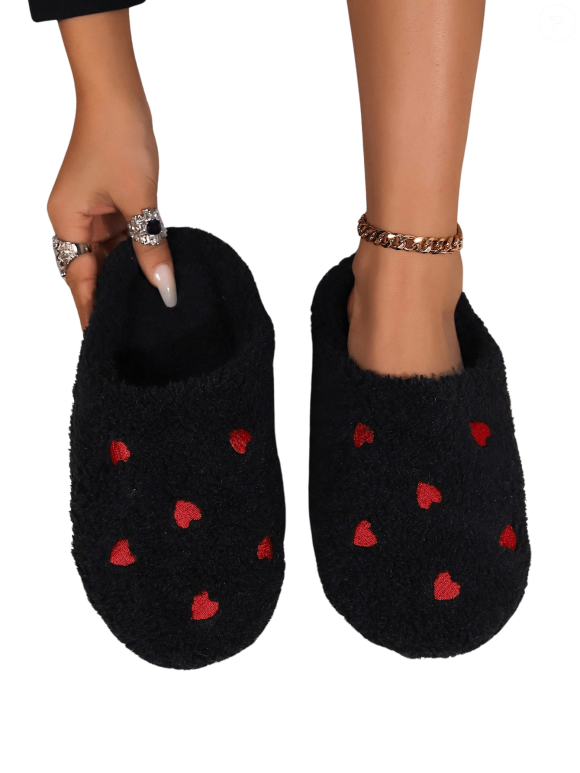 Une paire de chaussons tout doux avec motif coeur - 4,68 euros