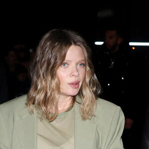 Mélanie Thierry (enceinte) - Arrivées des personnalités au défilé AMI collection homme automne/hiver 2024/2025 lors de la fashion week à Paris (PFW) le 19 janvier 2024. © Denis Guignebourg / Bestimage