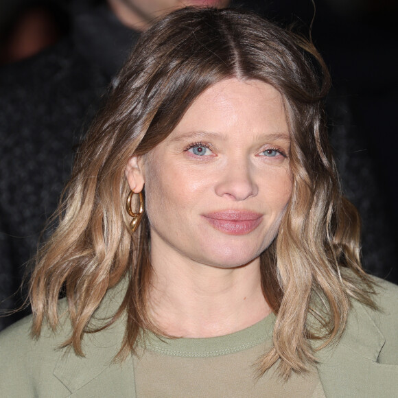 Mélanie Thierry affiche son baby bump au défilé AMI Paris
 
Mélanie Thierry (enceinte) - Arrivées des personnalités au défilé AMI collection homme automne/hiver lors de la fashion week à Paris. © Denis Guignebourg / Bestimage