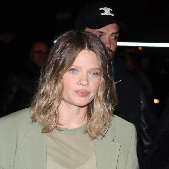 Mélanie Thierry (enceinte) - Arrivées des personnalités au défilé AMI collection homme automne/hiver 2024/2025 lors de la fashion week à Paris (PFW) le 19 janvier 2024. © Denis Guignebourg / Bestimage