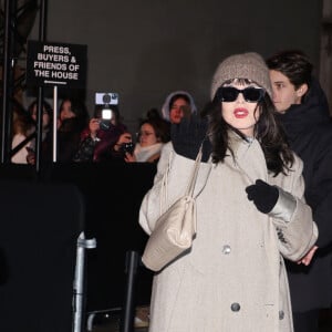 Isabelle Adjani - Arrivées des personnalités au défilé AMI collection homme automne/hiver 2024/2025 lors de la fashion week à Paris (PFW) le 19 janvier 2024. © Denis Guignebourg / Bestimage