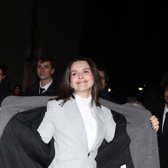 Juliette Binoche - Arrivées des personnalités au défilé AMI collection homme automne/hiver 2024/2025 lors de la fashion week à Paris (PFW) le 19 janvier 2024. © Denis Guignebourg / Bestimage