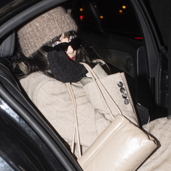 Isabelle Adjani quitte le défilé AMI "Collection Prêt-à-Porter Automne/Hiver 2024-2025" lors de la Fashion Week de Paris (PFW) le 18 janvier 2024. © Pierre Perusseau / Tiziano Da Silva / Bestimage  Isabelle Adjani leaves the AMI "Autumn/Winter 2024-2025 Ready-to-Wear Collection" catwalk show at Paris Fashion Week (PFW) on 18 January 2024.