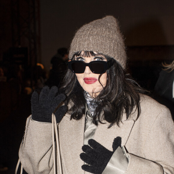 Isabelle Adjani quitte le défilé AMI "Collection Prêt-à-Porter Automne/Hiver 2024-2025" lors de la Fashion Week de Paris (PFW) le 18 janvier 2024. © Pierre Perusseau / Tiziano Da Silva / Bestimage  Isabelle Adjani leaves the AMI "Autumn/Winter 2024-2025 Ready-to-Wear Collection" catwalk show at Paris Fashion Week (PFW) on 18 January 2024.