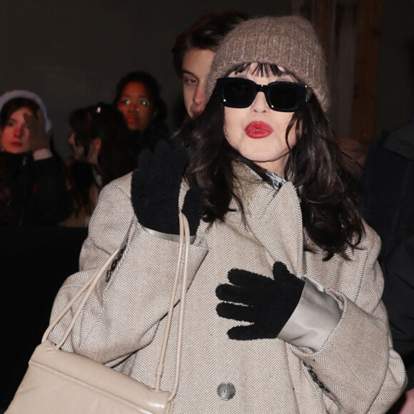 Isabelle Adjani - Arrivées des personnalités au défilé AMI collection homme automne/hiver 2024/2025 lors de la fashion week à Paris (PFW) le 18 janvier 2024. © Denis Guignebourg / Bestimage  AMI - Alexandre Mattiussi Menswear Fall/Winter 2024-2025 show as part of Paris Fashion Week on January 18, 2024 in Paris, France. 