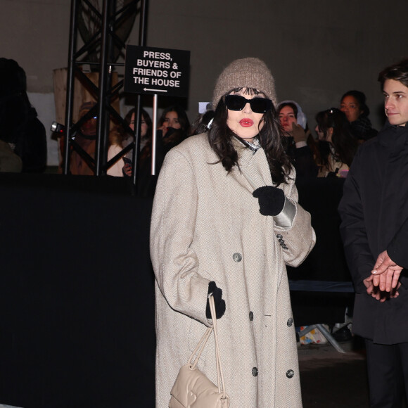 Isabelle Adjani - Arrivées des personnalités au défilé AMI collection homme automne/hiver 2024/2025 lors de la fashion week à Paris (PFW) le 18 janvier 2024. © Denis Guignebourg / Bestimage  AMI - Alexandre Mattiussi Menswear Fall/Winter 2024-2025 show as part of Paris Fashion Week on January 18, 2024 in Paris, France.