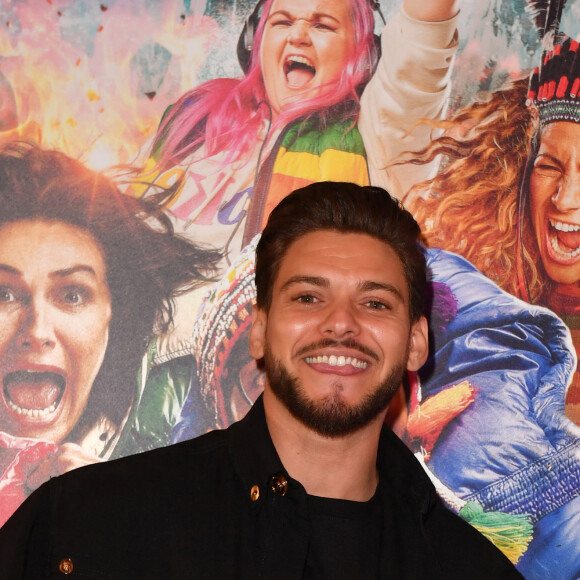 Dans une vidéo, on peut en effet voir Rayane Bensetti le visage rougi, gonflé, avoir des boutons sur le cou, voire même des plaques.
Rayane Bensetti - Avant-Première du film "BDE" de M. Youn au cinéma Publicis à Paris le 20 février 2023. © Veeren/Bestimage