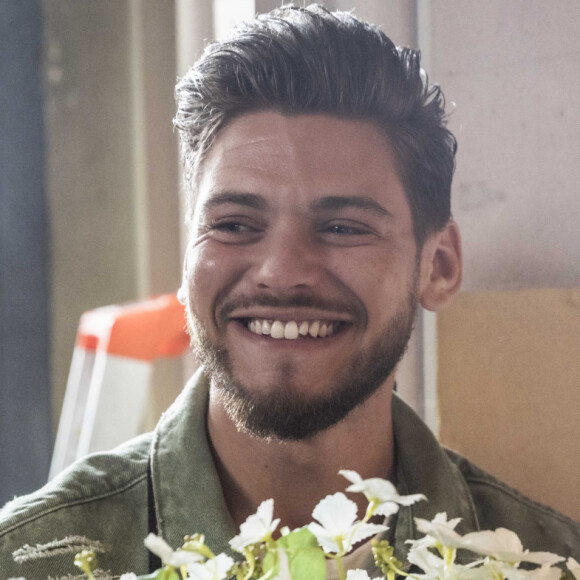 Exclusif - Rayane Bensetti - Séquence "Le concierge de l'immeuble" - Tournage du téléfilm " Ils s'aiment... enfin presque ", qui sera diffusé le lundi 18 avril à 21h10 sur TF1. © Cyril Moreau / Bestimage