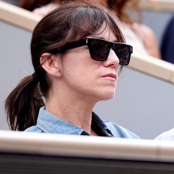 Yvan Attal et sa compagne Charlotte Gainsbourg - Célébrités en tribunes des Internationaux de France de tennis de Roland Garros 2023 à Paris le 11 juin 2023. © Jacovides-Moreau/Bestimage