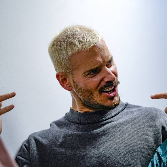 Matt Pokora (M.Pokora) raconte que son fils est fan de foot et de l'équipe de Marseille. Tony Parker et Matt Pokora (M.Pokora) s'affrontent lors d'un match de basket par équipes dans le cadre d'une animation Radio Scoop au Gymnase Mado Bonnet à Lyon le 26 octobre 2023. 