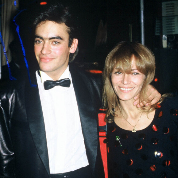 Clio Goldsmith et Anthony Delon et sa mère Nathalie lors d'une soirée à Paris.