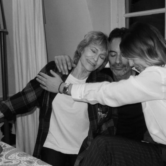 C'était il y a trois ans jour pour jour
Anthony Delon, sa mère Nathalie Delon et Sveva Alviti, sur Instagram le 22 janvier 2021.