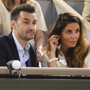 Cyril Lignac est en couple avec Déborah
Cyril Lignac et sa compagne Déborah - Les célébrités dans les tribunes lors des Internationaux de France de Tennis de Roland Garros.