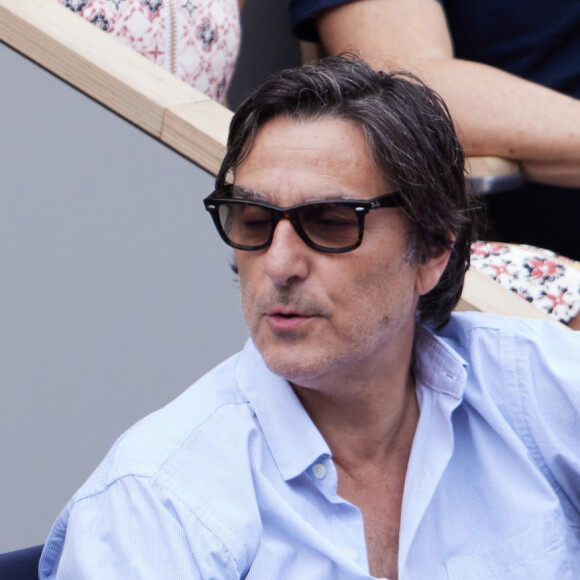 Yvan Attal et sa compagne Charlotte Gainsbourg - Célébrités en tribunes des Internationaux de France de tennis de Roland Garros 2023 à Paris le 11 juin 2023. © Jacovides-Moreau/Bestimage