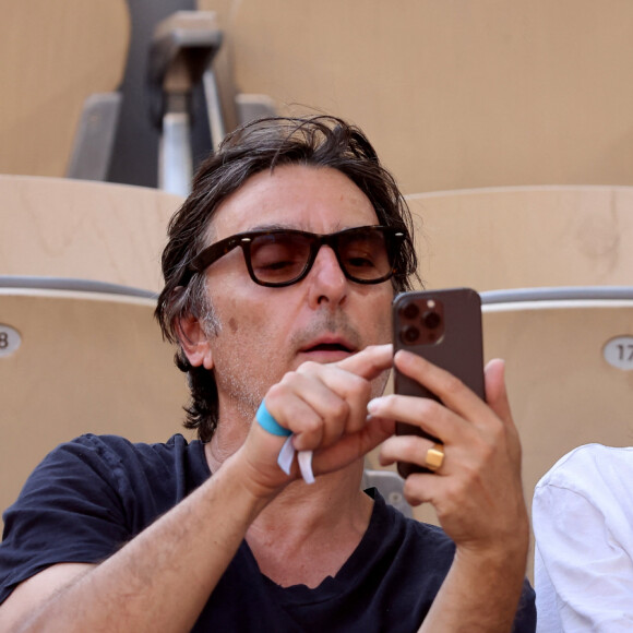 Charlotte Gainsbourg et son compagnon Yvan Attal en tribunes lors des Internationaux de France de tennis de Roland Garros 2023, à Paris, France, le 9 juin 2023. © Jacovides-Moreau/Bestimage