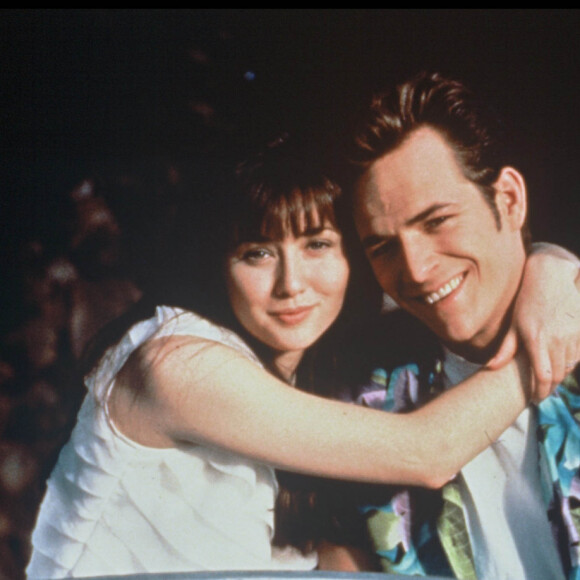 Alors que beaucoup peinent encore à croire à la mort de Luke Perry, un autre héros du show américain est décédé.
Archives - Shannen Doherty et Luke Perry dans la série Beverly Hills 90210.