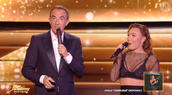 Sa tenue, jugée vulgaire, a été critiquée sur les réseaux sociaux
Nikos Aliagas aux côtés de Tianaa sur le plateau de la Star Academy - Capture TF1.