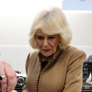 Mais il est temps de "ralentir" pour le roi Charles III.
Camilla Parker Bowles - Visite de la bijouterie Deacon & Sons, l'une des plus anciennes entreprises familiales de Swindon, à l'occasion de ses 175 ans d'activité le 22 janvier 2024.